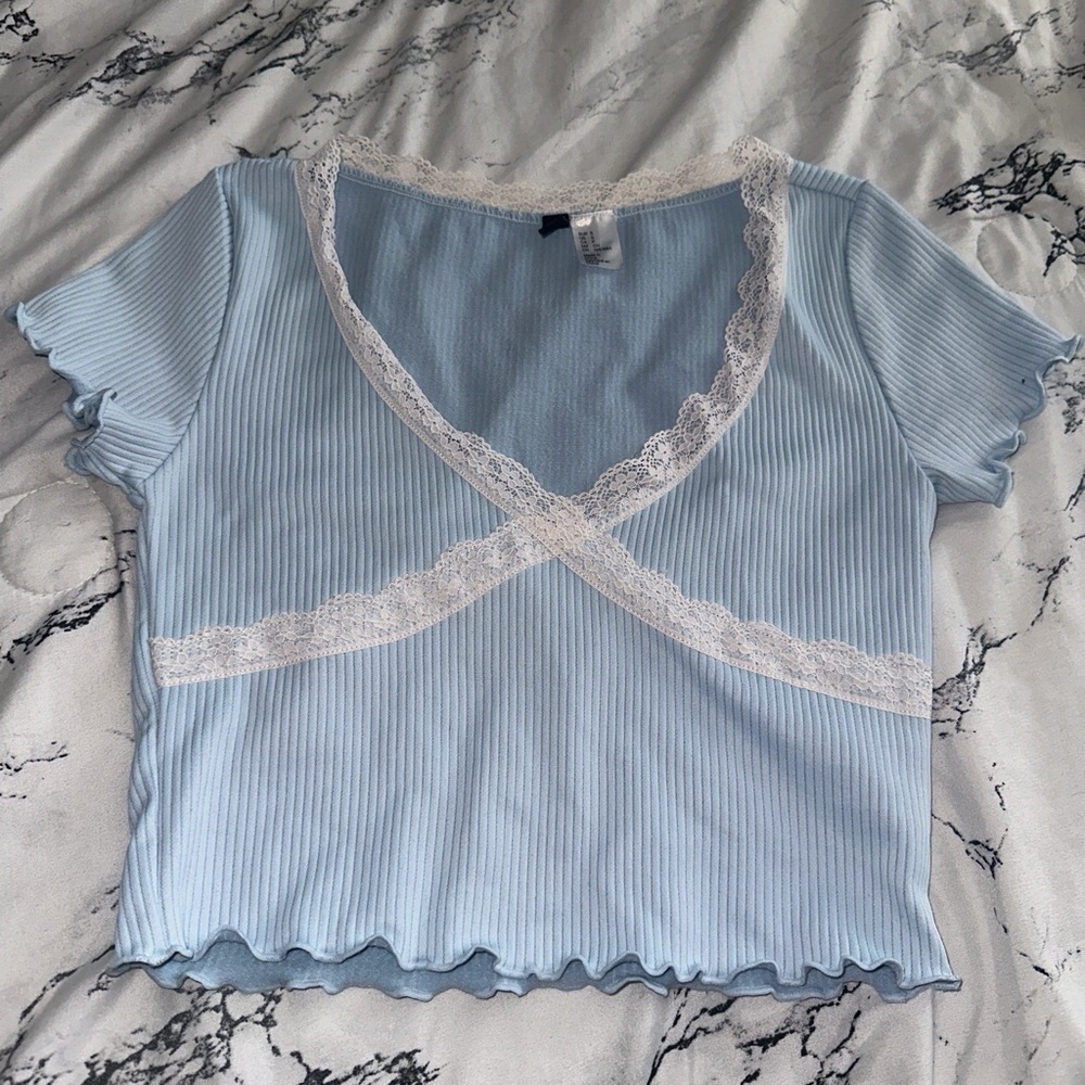 Light blue crop top with white lace detailing #croptop #H&M #cute #summer
